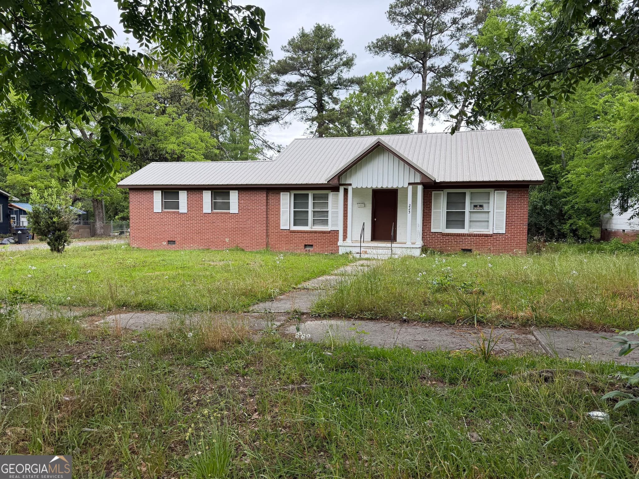 4 bedroom, 2 bathroom, 2,091 sq ft single family residence for sale at 225 W Jessamine Street, Fitzgerald, GA 31750 — photo 3