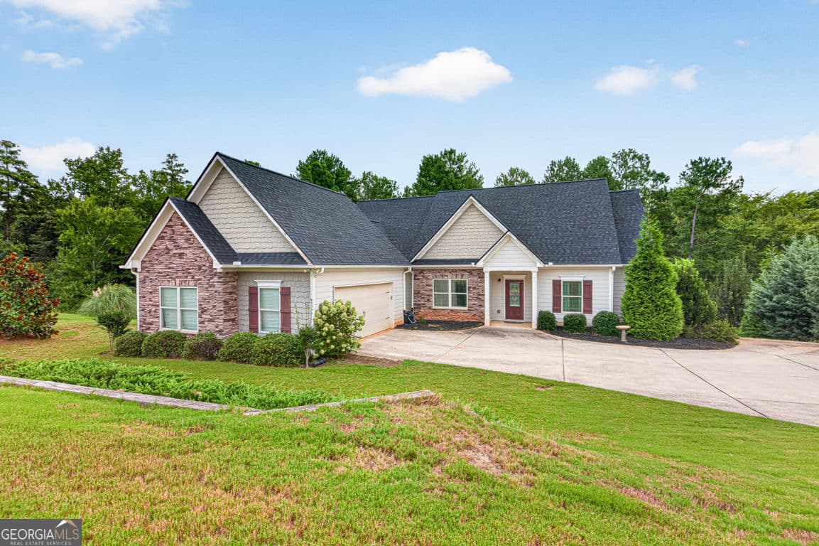 4 bedroom, 3.5 bathroom, 2,101 sq ft single family residence for sale at 2854 Shadowstone Way, Winder, GA 30680 — photo 2
