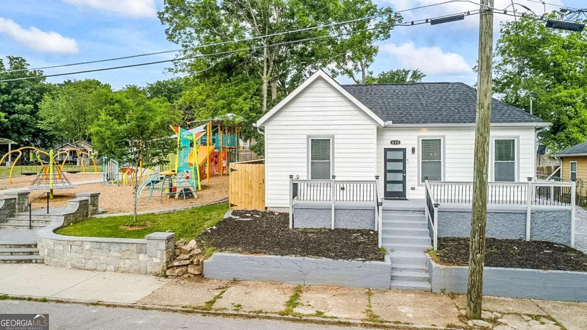 4 bedroom, 3 bathroom single family residence for rent at 620 Echo Street, Atlanta, GA 30318 for $4,500 a month — photo 3