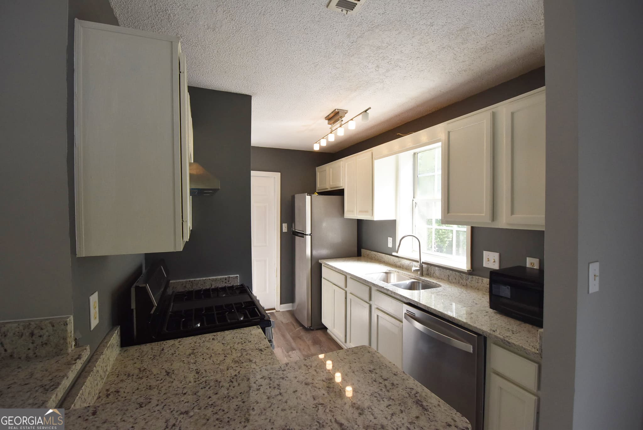 3 bedroom, 2 bathroom, 1,328 sq ft single family residence for rent at 700 S Fairfield Drive, Peachtree City, GA 30269 for $2,200 a month — photo 9