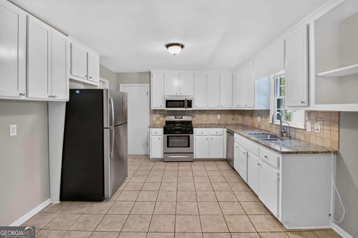 3 bedroom, 2 bathroom single family residence for rent at 2932 Brett Circle, Acworth, GA 30101 for $2,300 a month — photo 10