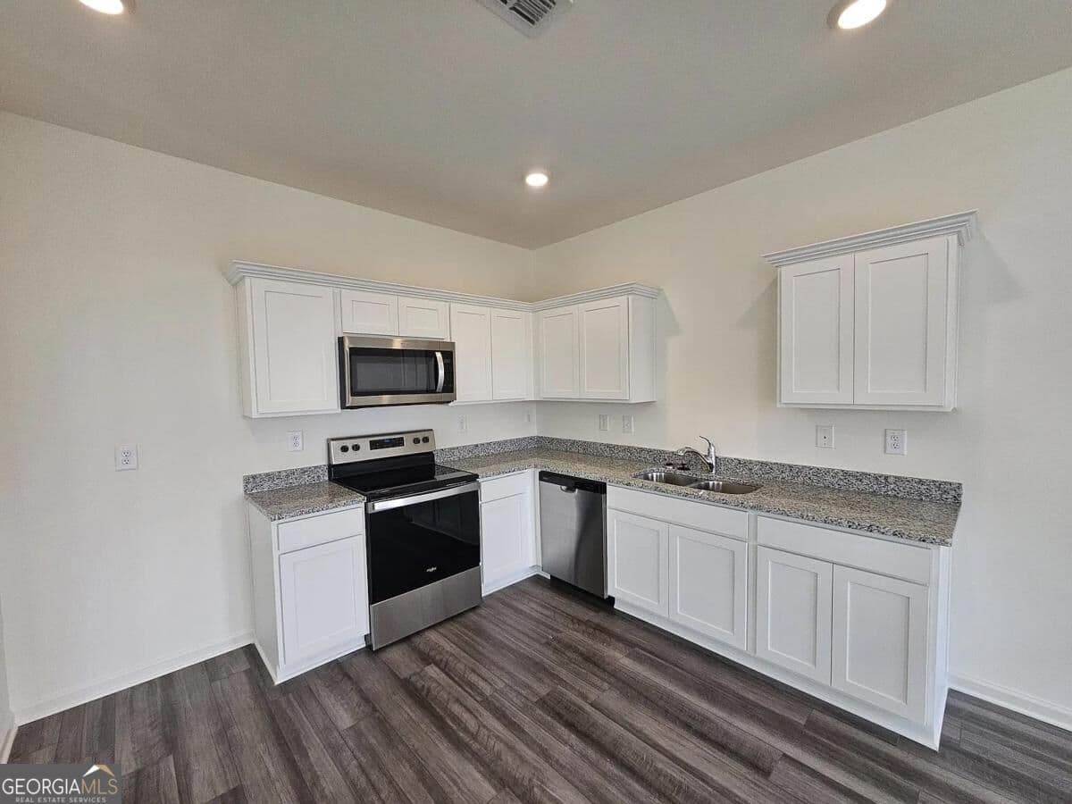 3 bedroom, 3 bathroom, 1,356 sq ft townhouse for sale at 3513 Condor Court, Atlanta, GA 30331 — photo 6