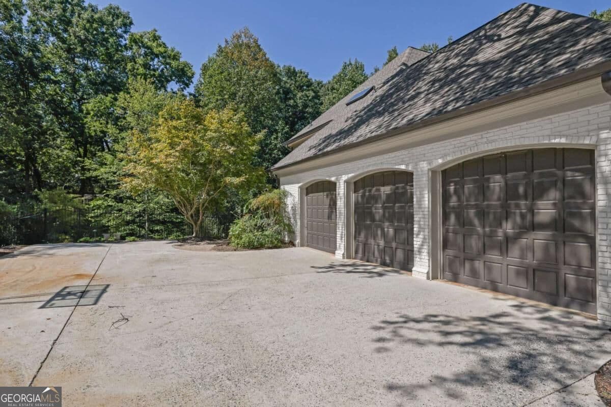 5 bedroom, 5.5 bathroom, 7,502 sq ft single family residence for sale at 4075 Brixham Way, Johns Creek, GA 30022 — photo 4