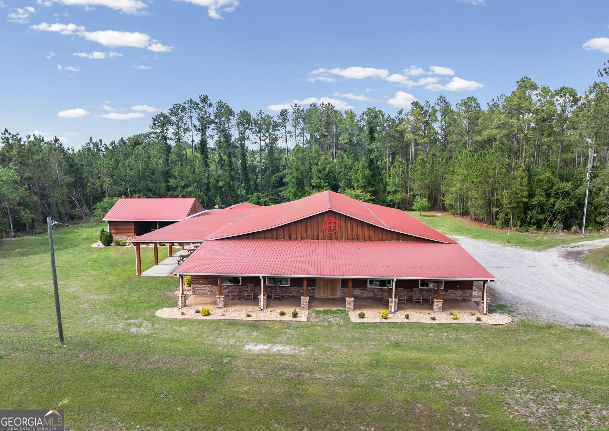 4 bedroom, 3 bathroom, 2,055 sq ft mixed use for sale at 5300 GOLDEN ISLE, Baxley, GA 31513 — photo 2