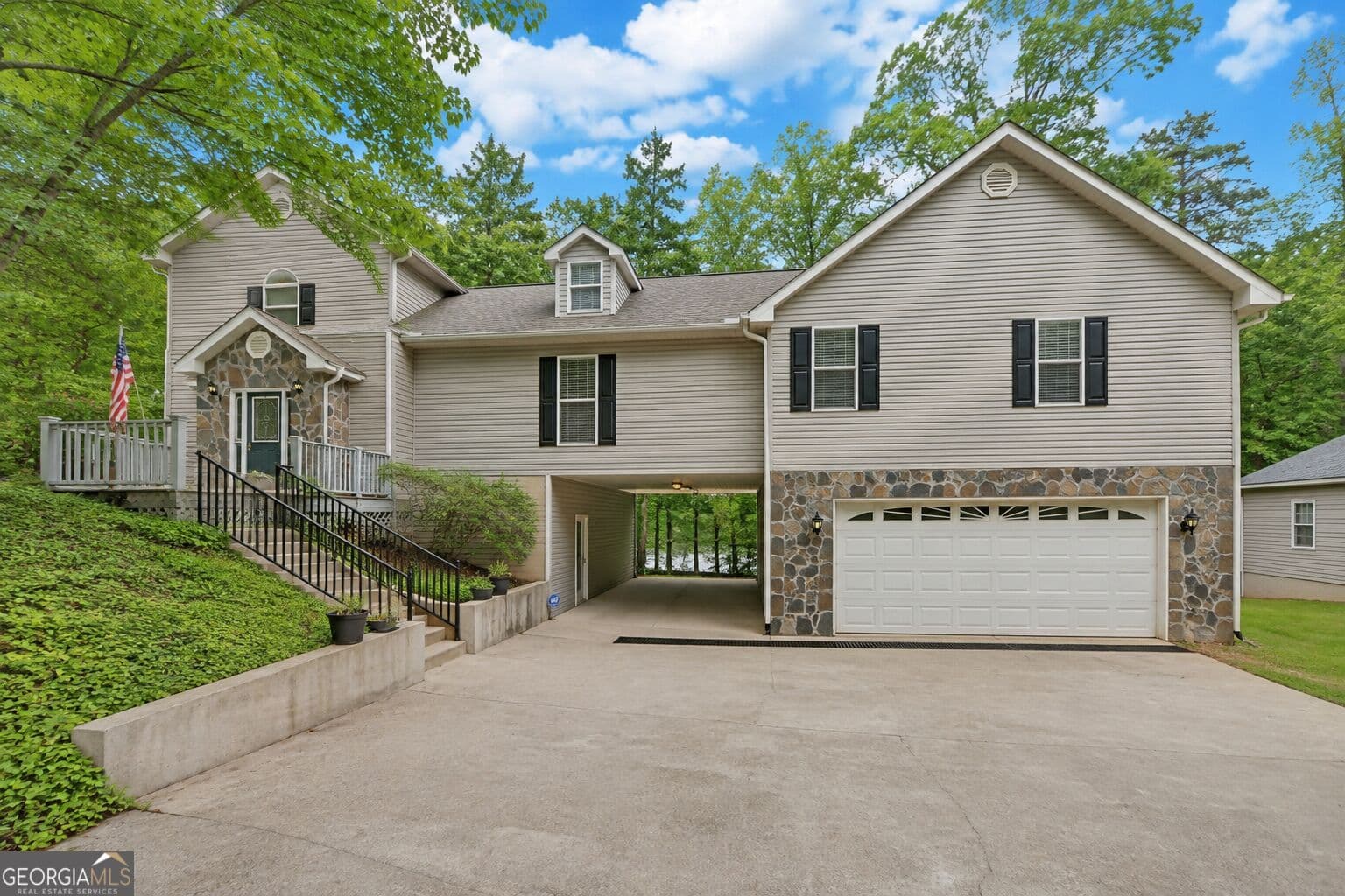 5 bedroom, 4 bathroom, 3,503 sq ft single family residence for sale at 371 Shorewood Circle, Toccoa, GA 30577