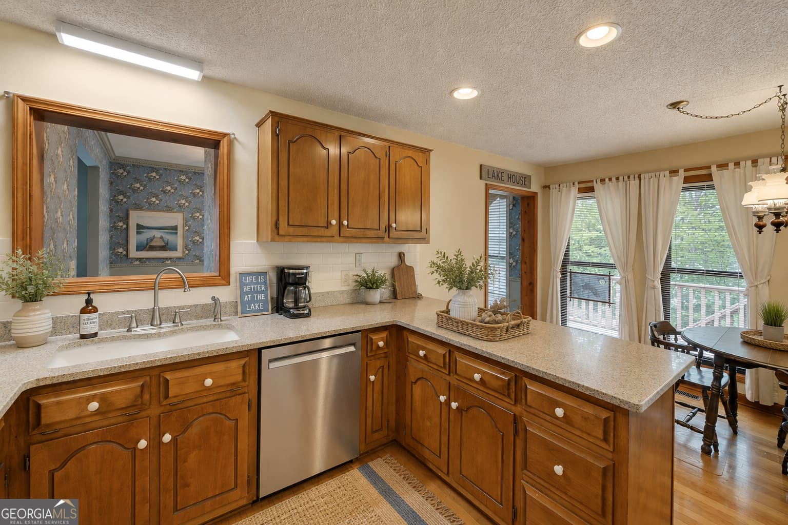 5 bedroom, 4 bathroom, 3,503 sq ft single family residence for sale at 371 Shorewood Circle, Toccoa, GA 30577 — photo 5
