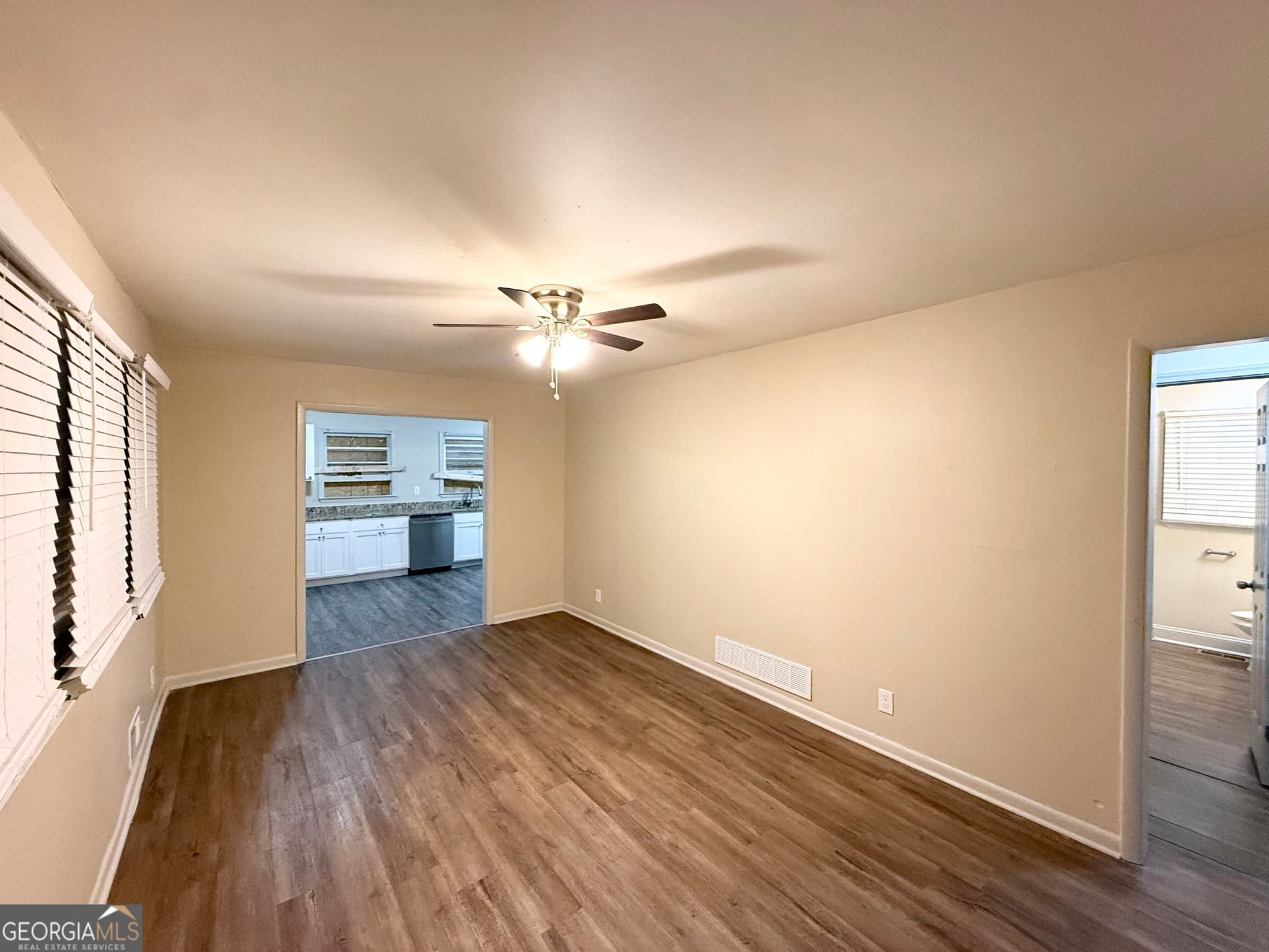 3 bedroom, 1 bathroom, 1,075 sq ft single family residence for sale at 6104 Hillandale Drive, South Fulton, GA 30349 — photo 3