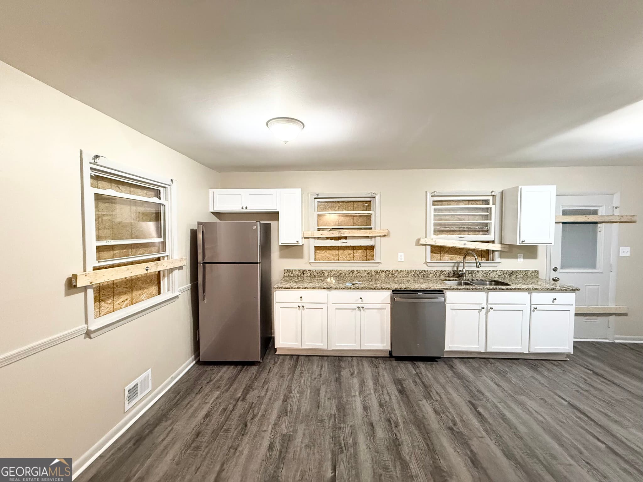 3 bedroom, 1 bathroom, 1,075 sq ft single family residence for sale at 6104 Hillandale Drive, South Fulton, GA 30349 — photo 5