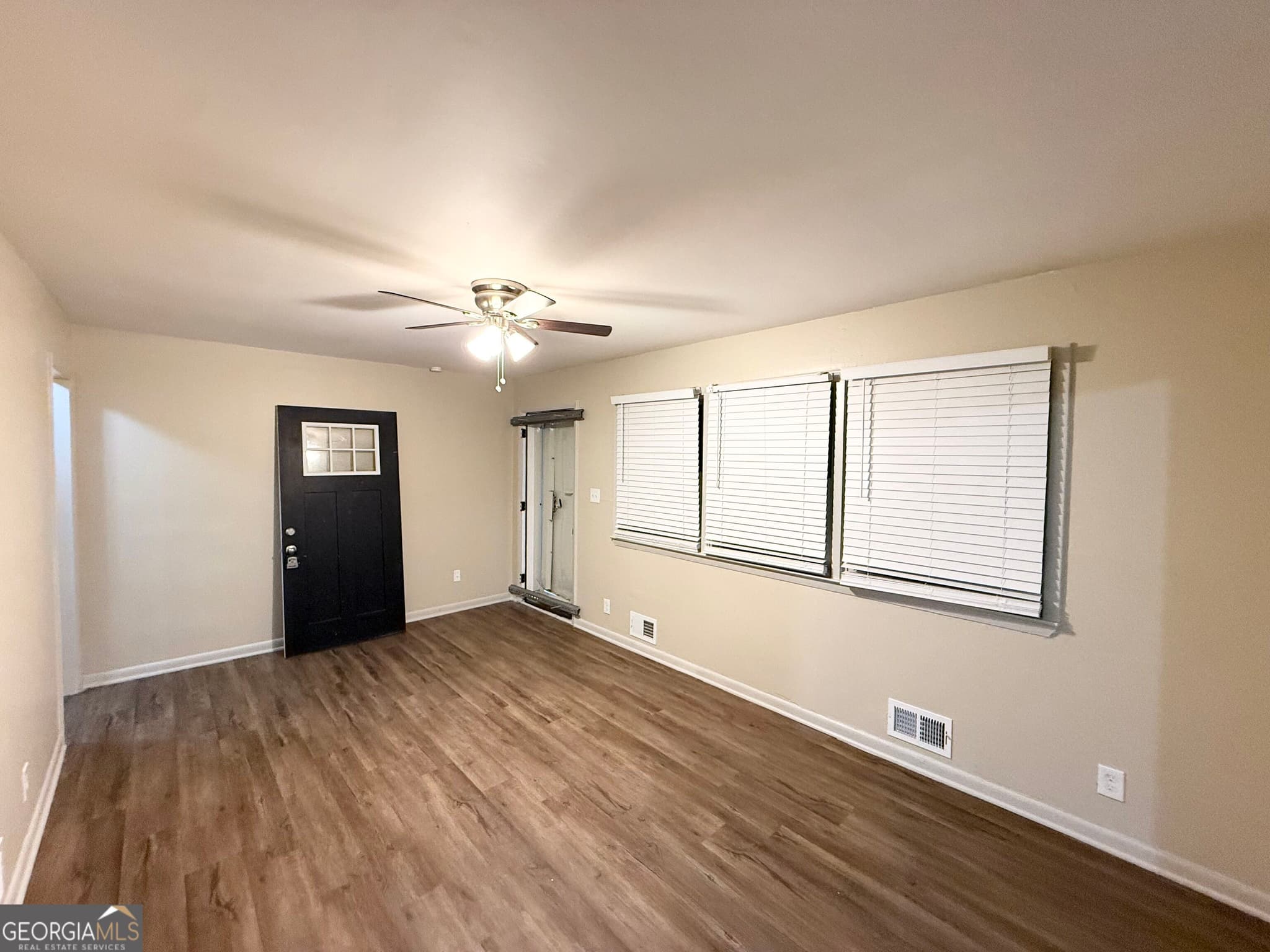 3 bedroom, 1 bathroom, 1,075 sq ft single family residence for sale at 6104 Hillandale Drive, South Fulton, GA 30349 — photo 4