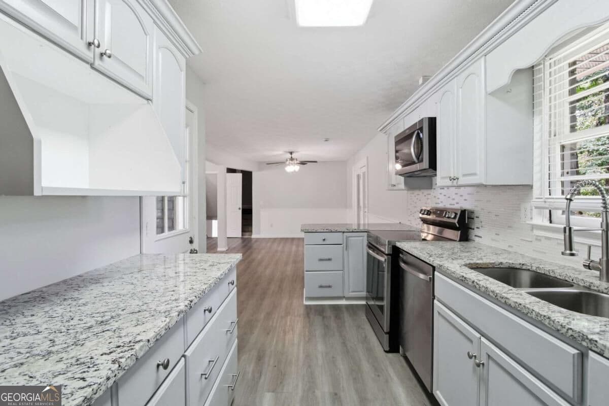 3 bedroom, 2 bathroom, 1,384 sq ft single family residence for sale at 7280 Hollyhock Drive, Douglasville, GA 30135 — photo 9