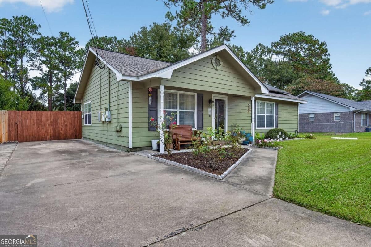 3 bedroom, 2 bathroom, 1,120 sq ft single family residence for sale at 260 Glenn Bryant Road, Hinesville, GA 31313 — photo 2