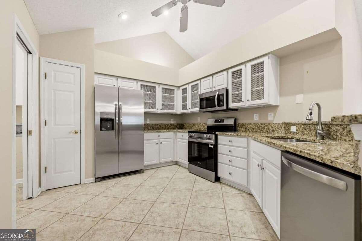 3 bedroom, 2 bathroom, 1,700 sq ft condominium for sale at 2235 Orchard Place, Roswell, GA 30076 — photo 3