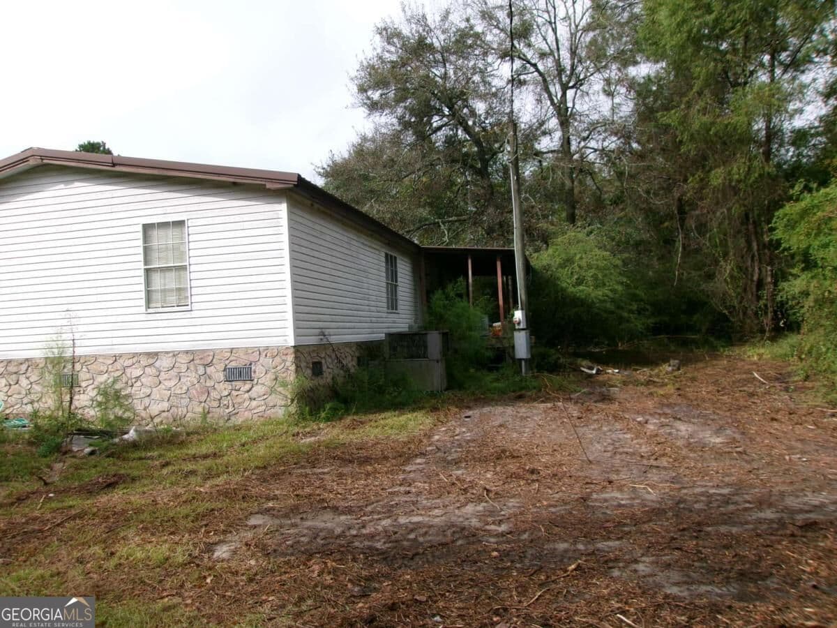 3 bedroom, 2 bathroom, 1,568 sq ft manufactured home,single family residence under contract at 2563 Old Ocilla Road ---, Tifton, GA 31794 — photo 5