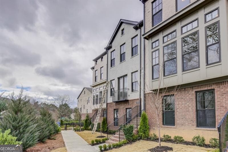 4 bedroom, 3.5 bathroom townhouse for rent at 4304 Walsh Drive, Dunwoody, GA 30338 for $4,100 a month — photo 3