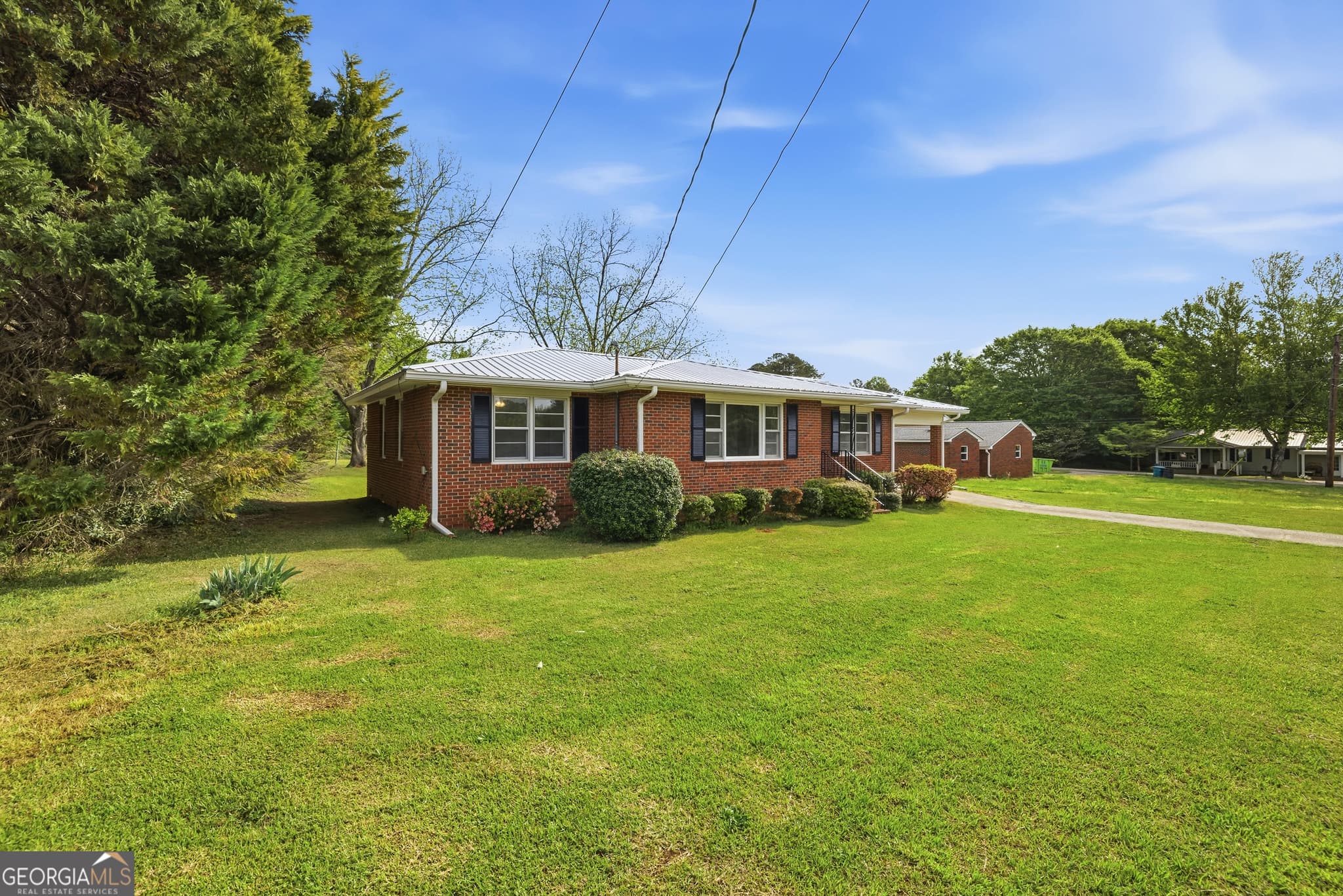 3 bedroom, 1.5 bathroom, 1,350 sq ft single family residence for sale at 93 Carlton Avenue, Union Point, GA 30669 — photo 3