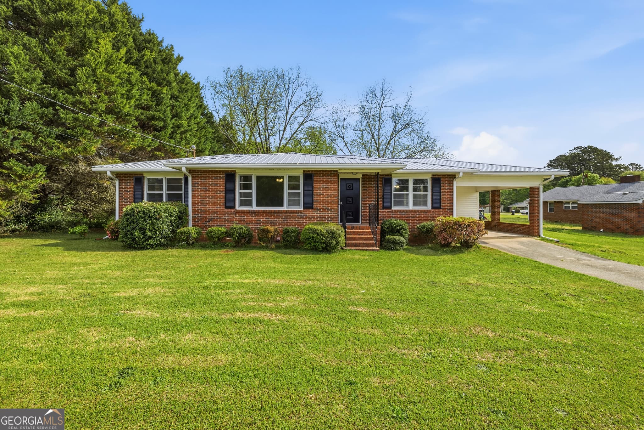 3 bedroom, 1.5 bathroom, 1,350 sq ft single family residence for sale at 93 Carlton Avenue, Union Point, GA 30669
