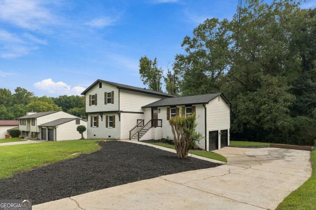 5 bedroom, 3 bathroom, 2,240 sq ft single family residence for sale at 1001 Martin Road, Stone Mountain, GA 30088 — photo 4