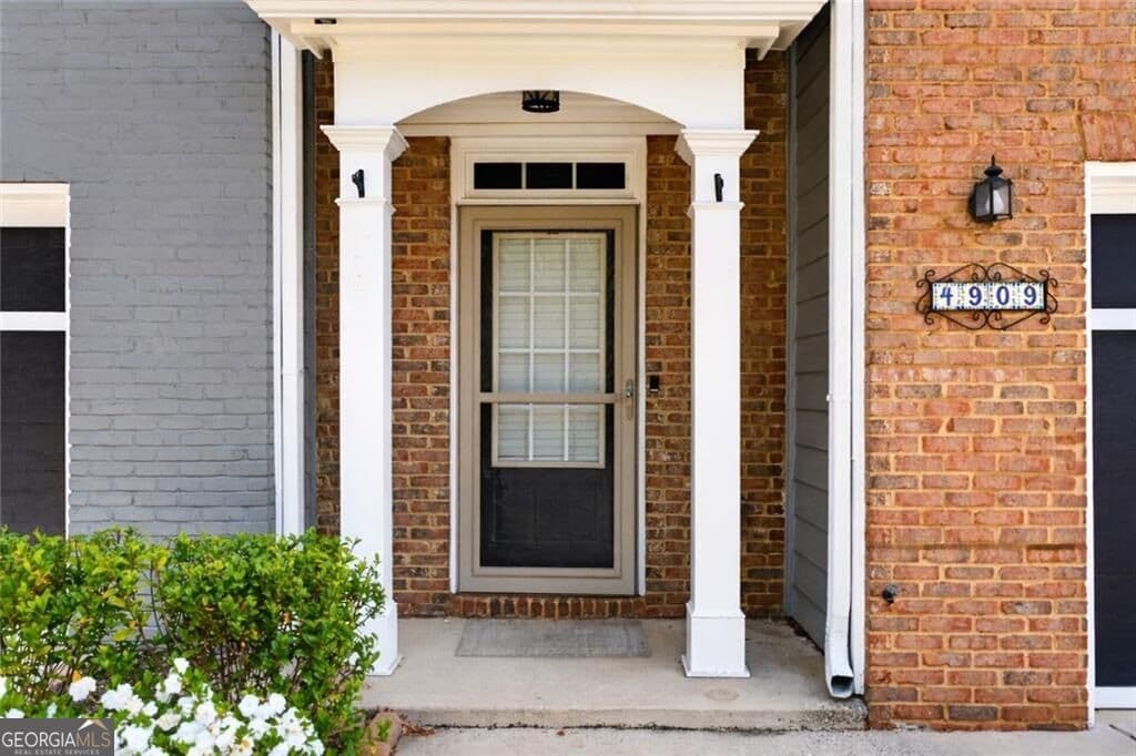 3 bedroom, 2.5 bathroom, 1,856 sq ft townhouse for sale at 4909 Sherwood Way, Cumming, GA 30040 — photo 4