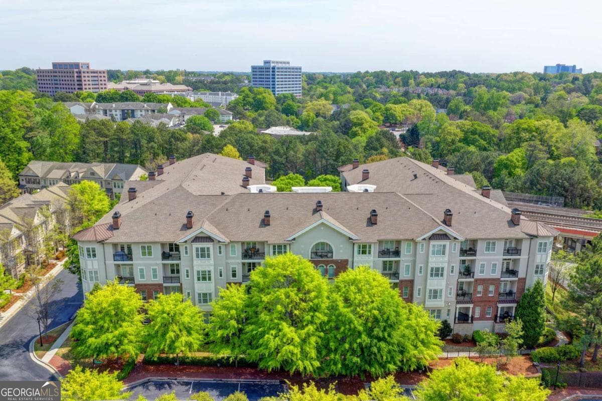 1 bedroom, 1.5 bathroom, 881 sq ft condominium for sale at 3635 E Paces Circle 1309, Atlanta, GA 30326 — photo 5