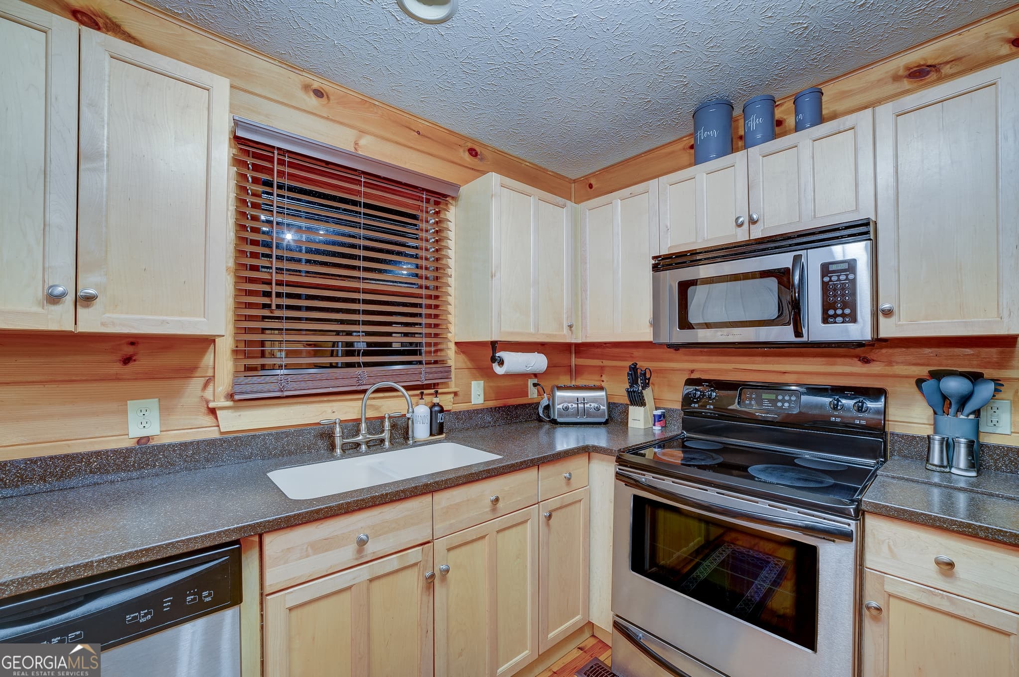 5 bedroom, 3 bathroom, 2,388 sq ft cabin,single family residence for sale at 46 Pelican Drive, Ellijay, GA 30540 — photo 7