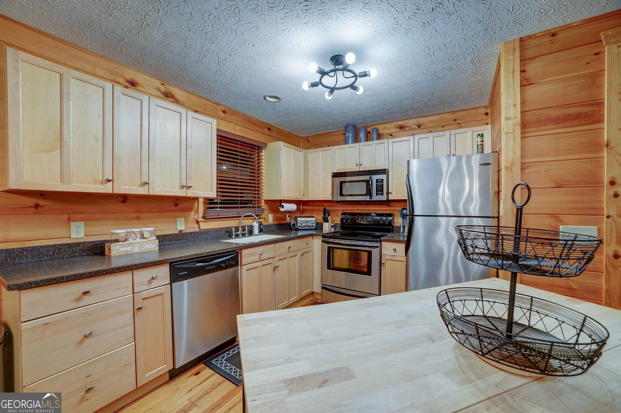 5 bedroom, 3 bathroom, 2,388 sq ft cabin,single family residence for sale at 46 Pelican Drive, Ellijay, GA 30540 — photo 5