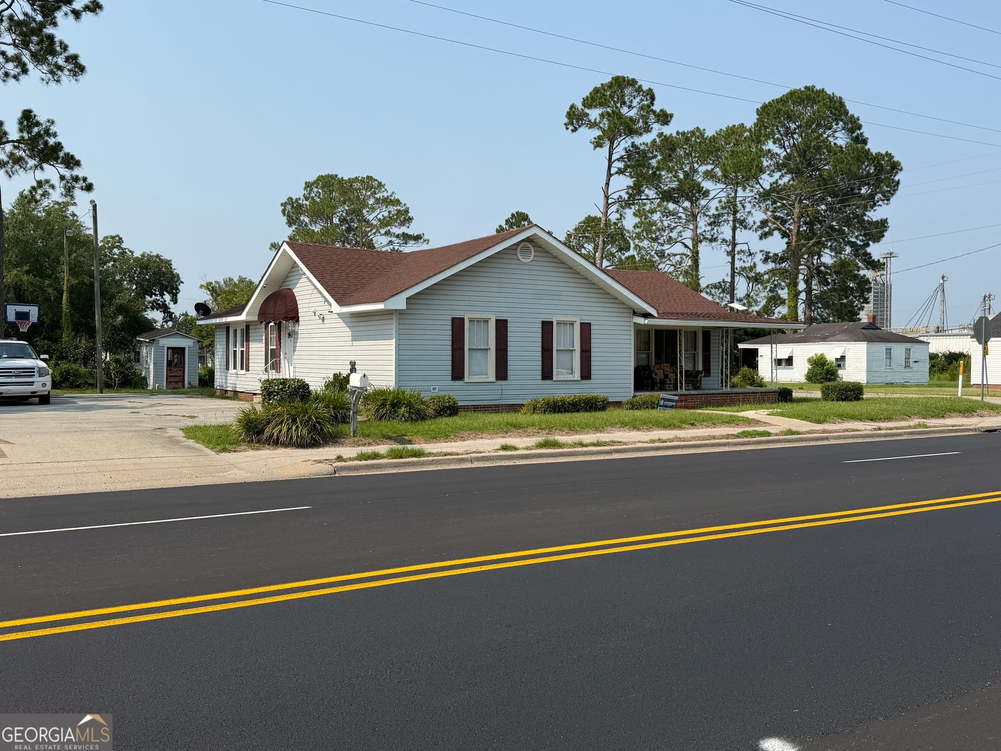 3 bedroom, 2.5 bathroom, 1,778 sq ft single family residence for sale at 314 W 16th Street, Alma, GA 31510 — photo 8