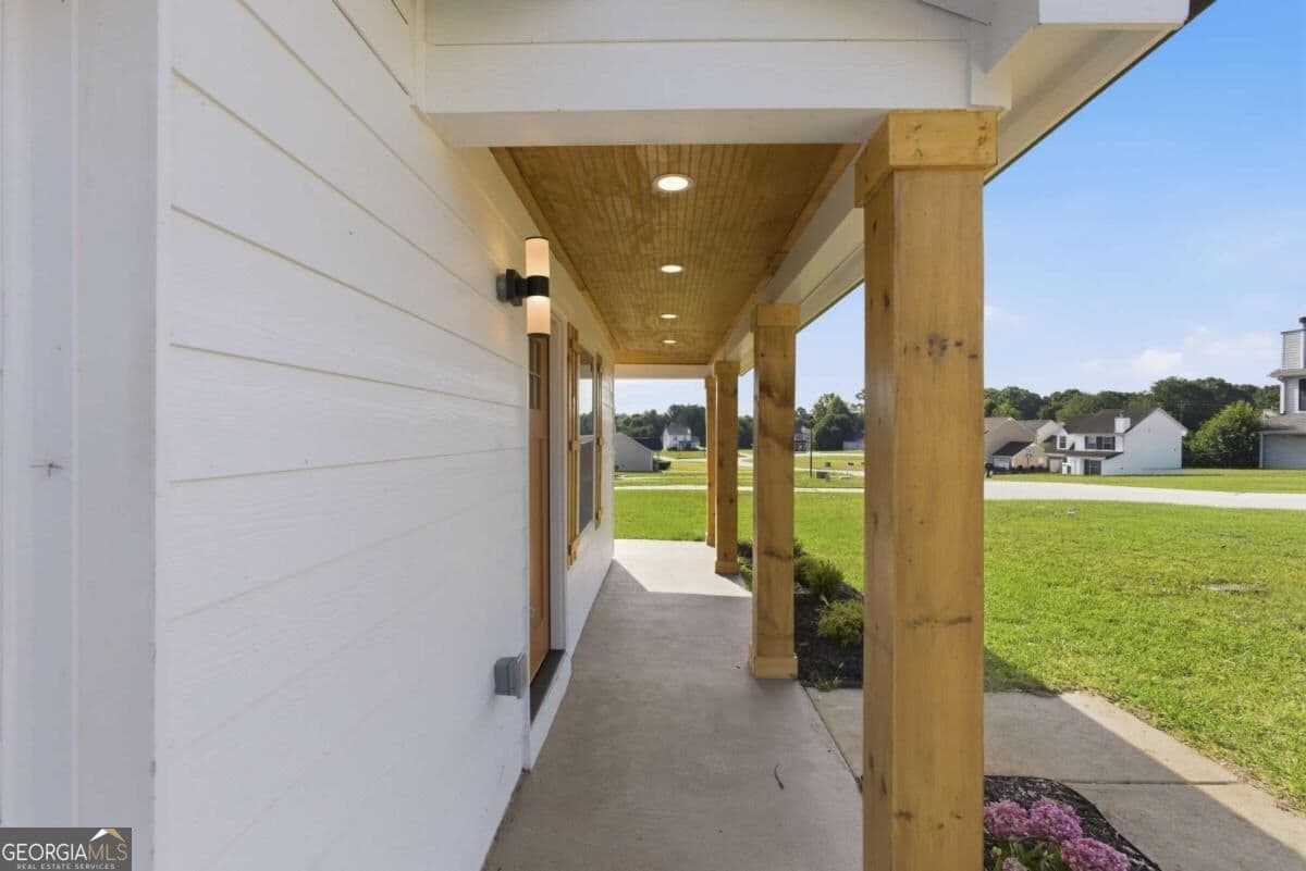 3 bedroom, 3 bathroom, 1,392 sq ft single family residence for sale at 257 Marsh Glen Drive, Jonesboro, GA 30238 — photo 6