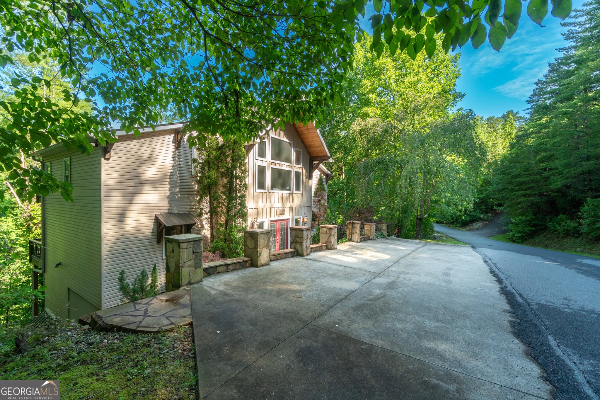 5 bedroom, 5 bathroom, 2,790 sq ft single family residence for sale at 81 Dach Bruecke Gasse, Helen, GA 30545 — photo 3