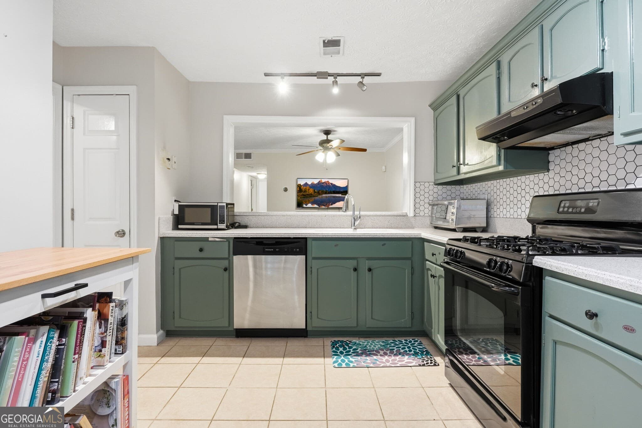 2 bedroom, 2 bathroom, 1,300 sq ft condominium for sale at 1402 N Crossing Drive, Atlanta, GA 30329 — photo 10