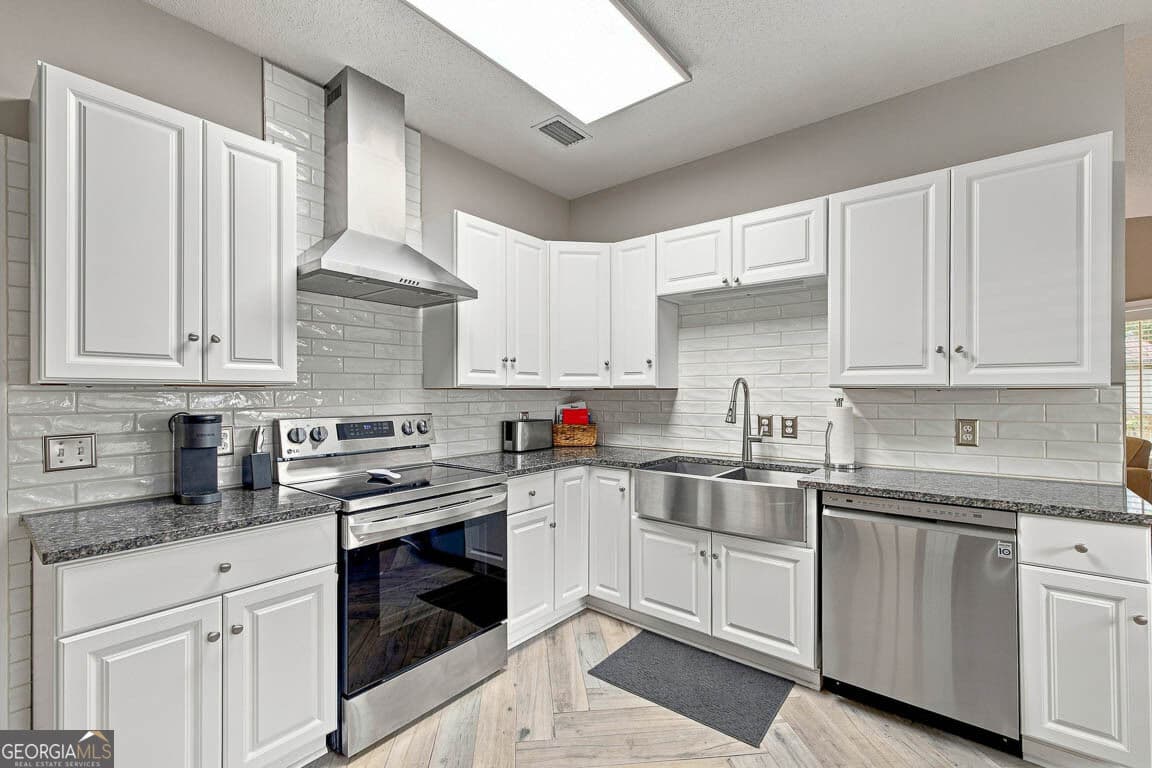 3 bedroom, 2 bathroom, 1,479 sq ft single family residence for sale at 222 Circle Drive, St. Simons, GA 31522 — photo 3