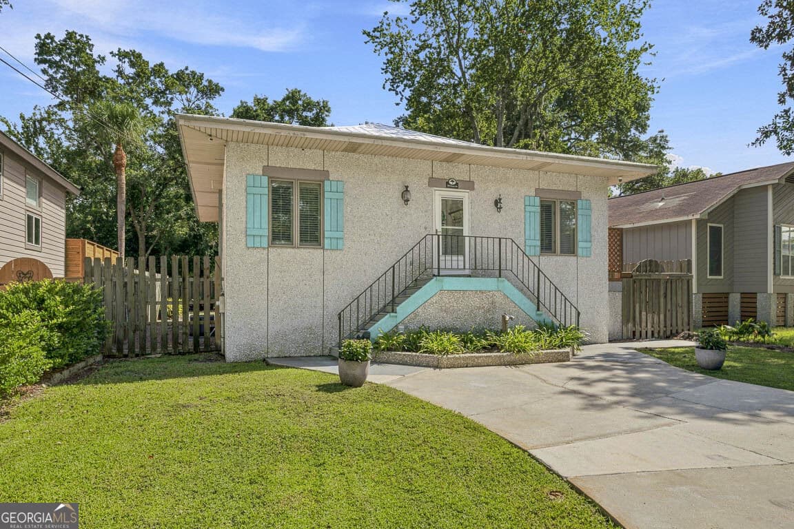 3 bedroom, 2 bathroom, 1,479 sq ft single family residence for sale at 222 Circle Drive, St. Simons, GA 31522 — photo 1 of 43