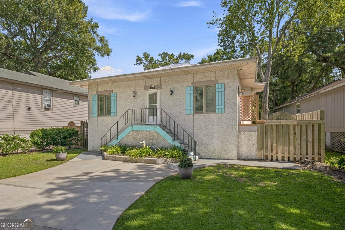 3 bedroom, 2 bathroom, 1,479 sq ft single family residence for sale at 222 Circle Drive, St. Simons, GA 31522 — photo 5