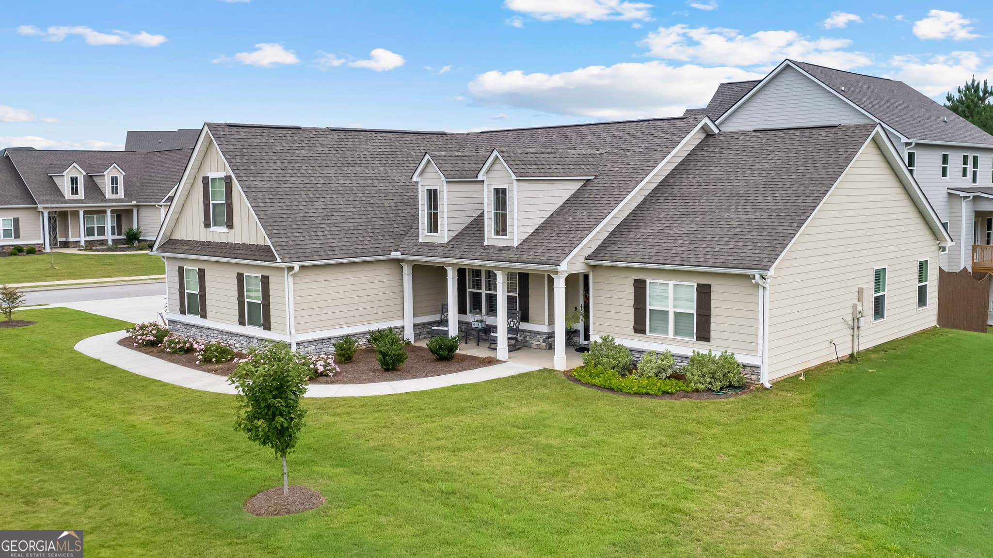 4 bedroom, 3 bathroom, 2,279 sq ft single family residence for sale at 557 Lago Court, Lagrange, GA 30241 — photo 2