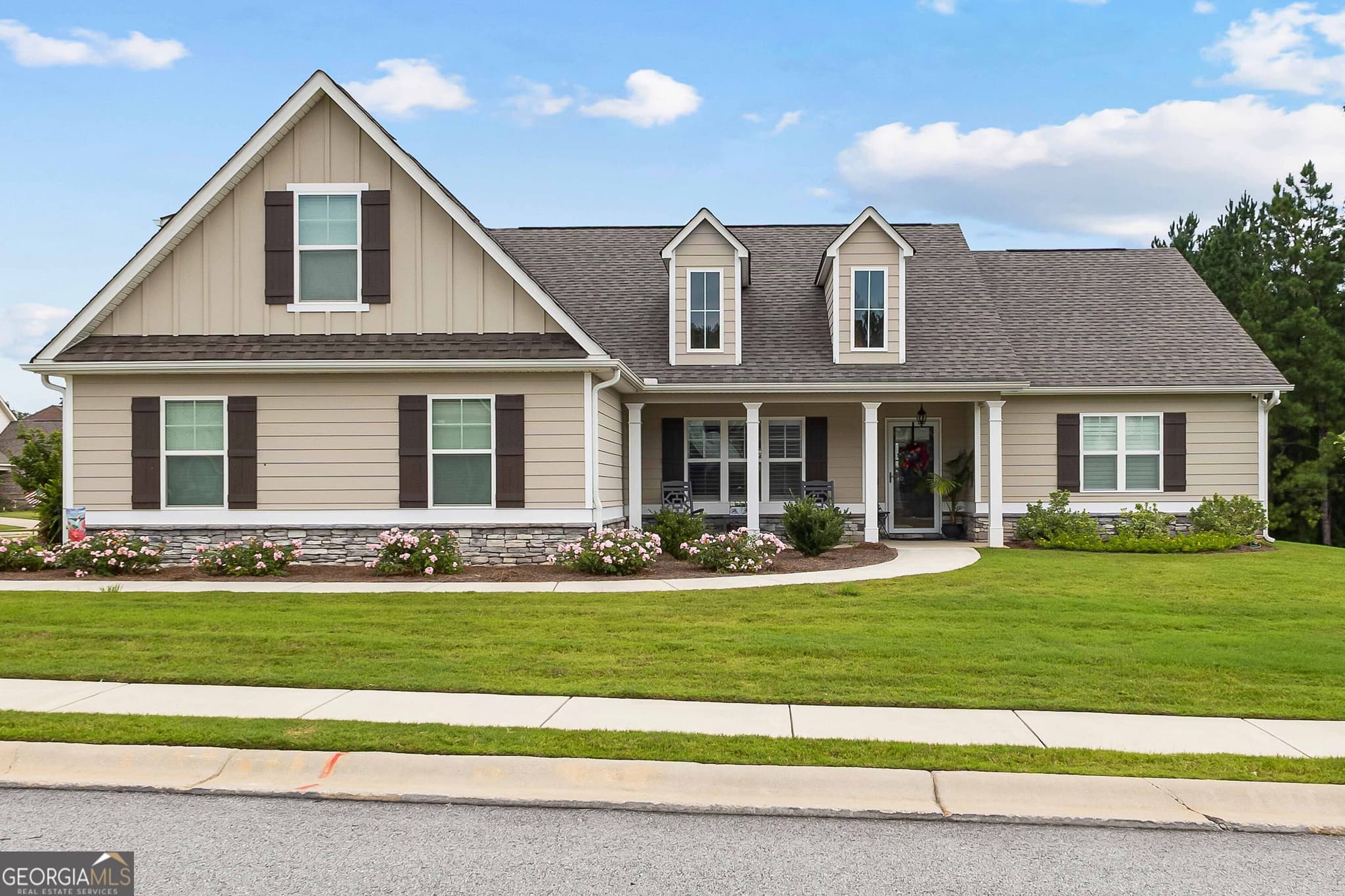 4 bedroom, 3 bathroom, 2,279 sq ft single family residence for sale at 557 Lago Court, Lagrange, GA 30241 — photo 1 of 35