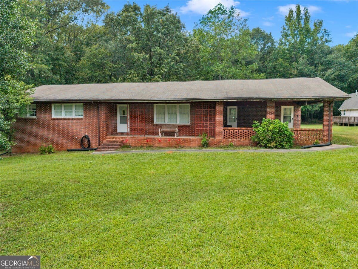 3 bedroom, 2 bathroom, 1,570 sq ft single family residence for sale at 2940 Athens Highway, Madison, GA 30650 — photo 3