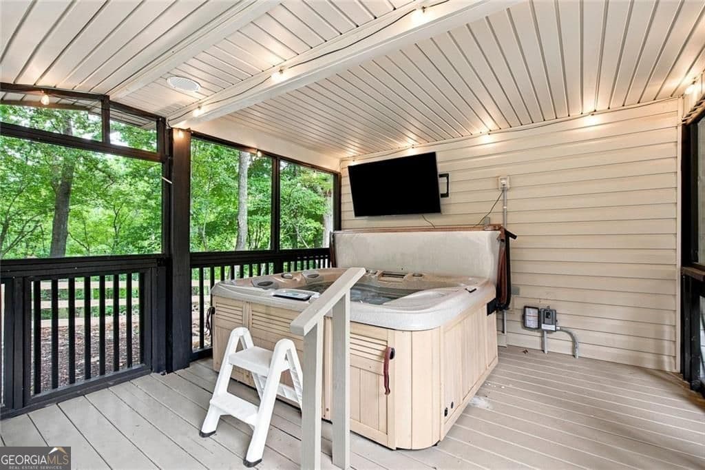 3 bedroom, 2 bathroom, 2,880 sq ft cabin,single family residence for sale at 33 Pigeon Creek Drive, Blue Ridge, GA 30513 — photo 6