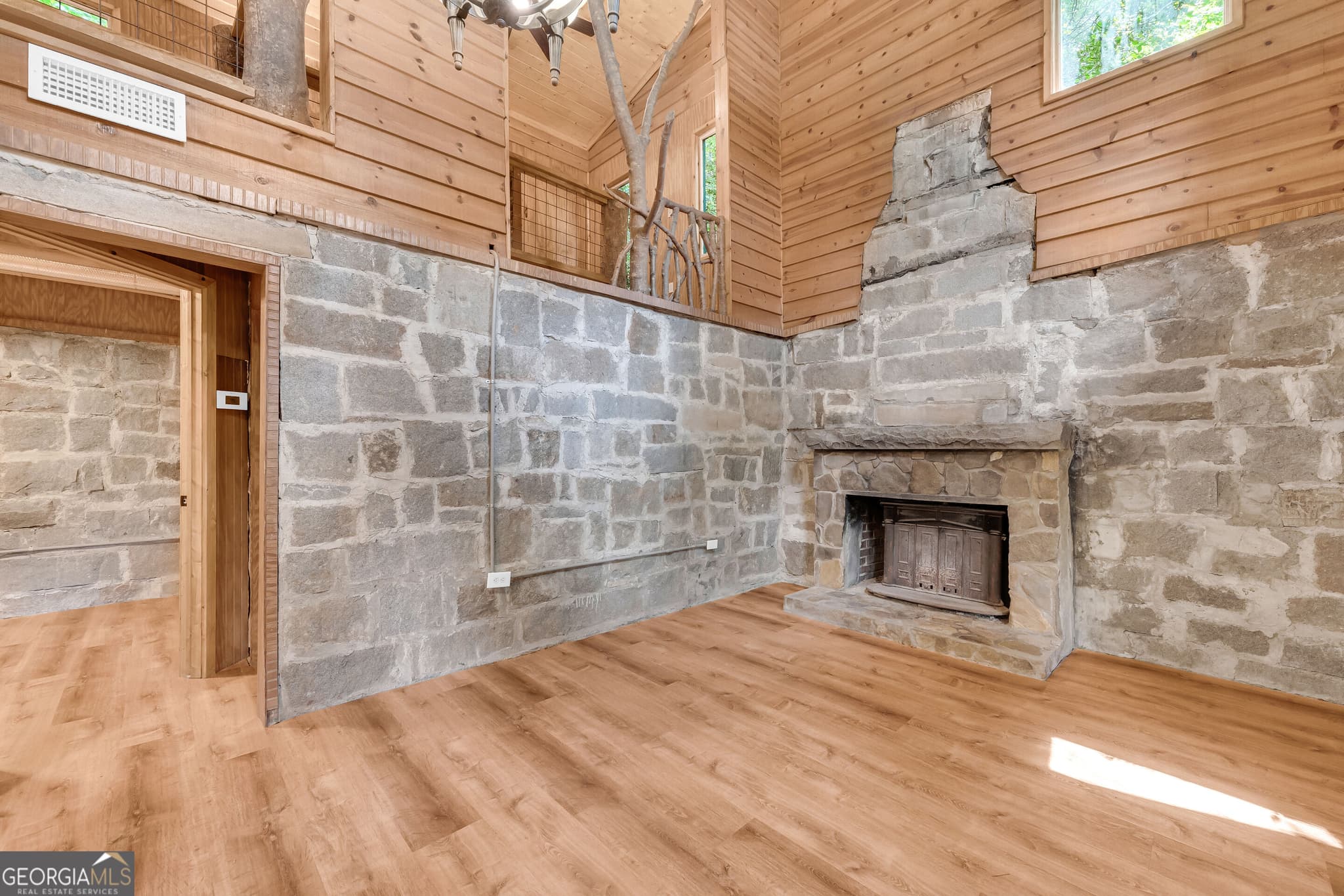 3 bedroom, 2 bathroom, 1,259 sq ft cabin,single family residence for sale at 4305 Yonah Dam Road, Toccoa, GA 30577 — photo 9