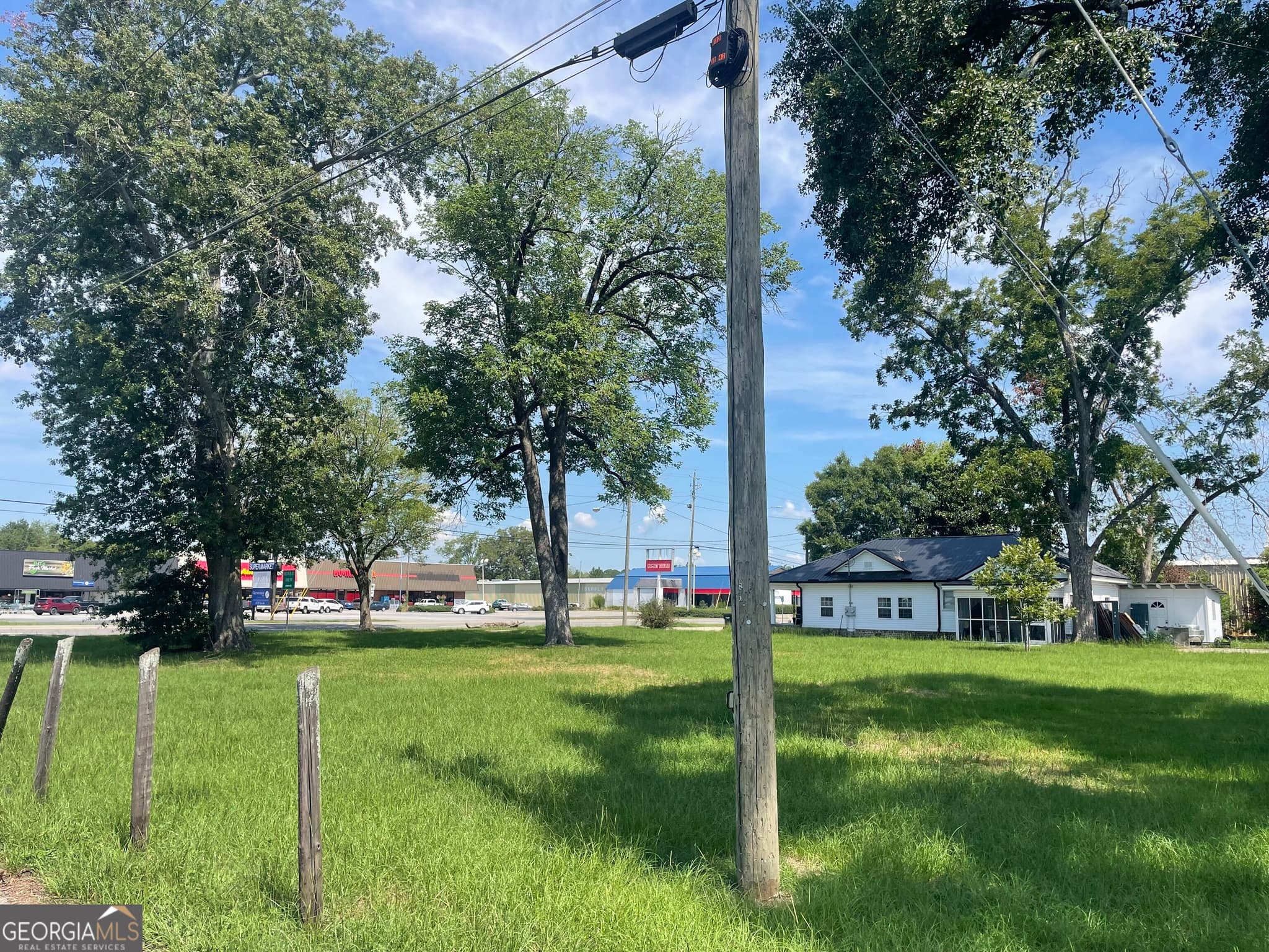 commercial for sale at 307 & 309 S Veterans Boulevard, Glennville, GA 30427 — photo 3