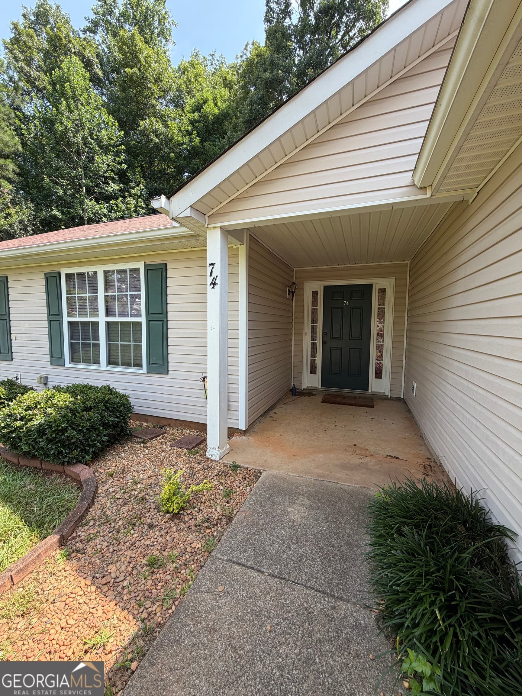 3 bedroom, 2 bathroom, 1,140 sq ft single family residence for sale at 74 Canterbury Drive, Grantville, GA 30220 — photo 2