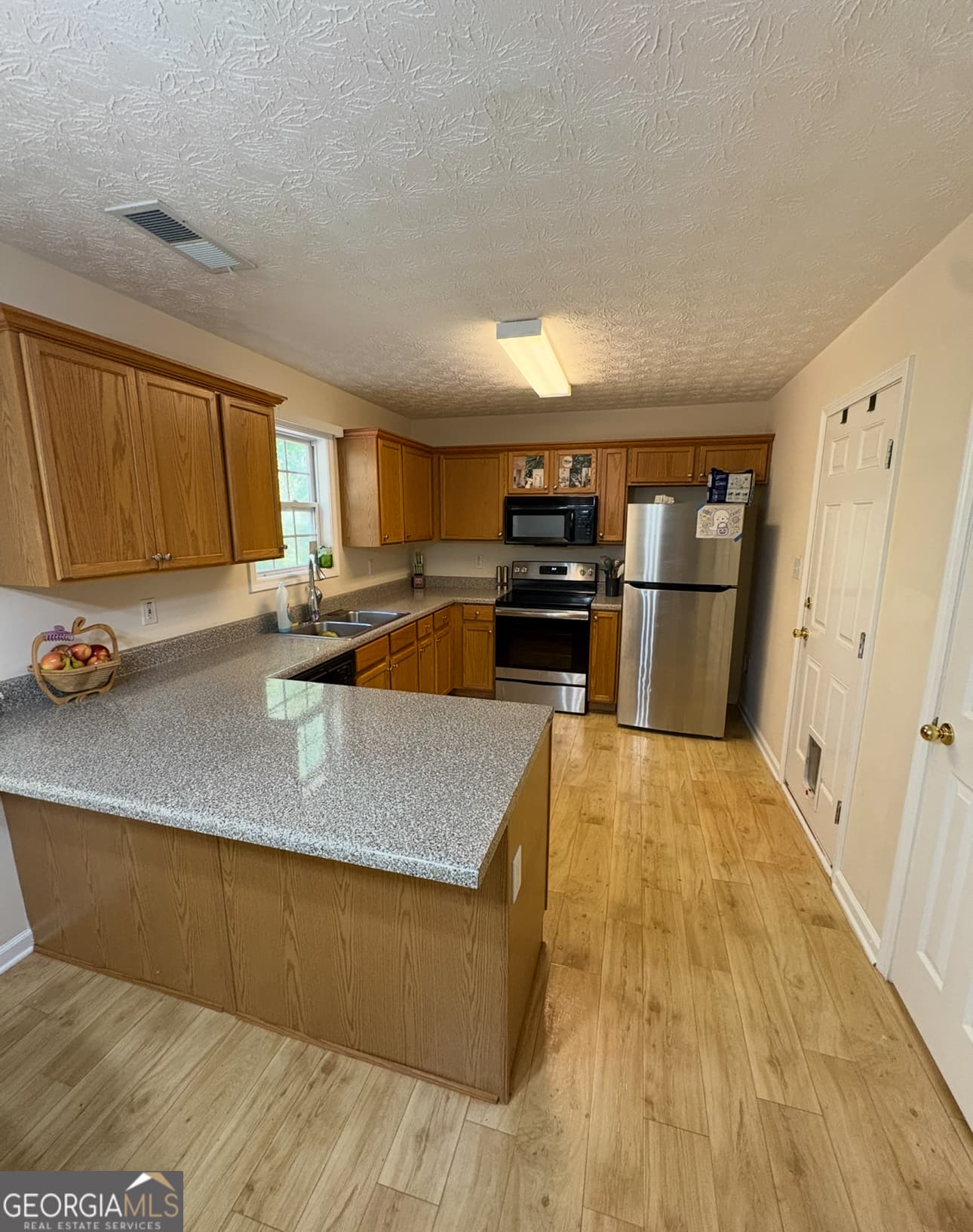 3 bedroom, 2 bathroom, 1,140 sq ft single family residence for sale at 74 Canterbury Drive, Grantville, GA 30220 — photo 6