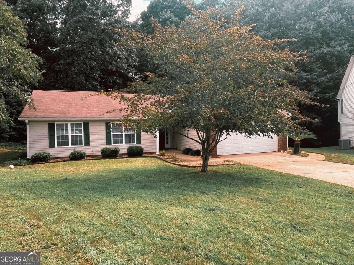 3 bedroom, 2 bathroom, 1,140 sq ft single family residence for sale at 74 Canterbury Drive, Grantville, GA 30220 — photo 3