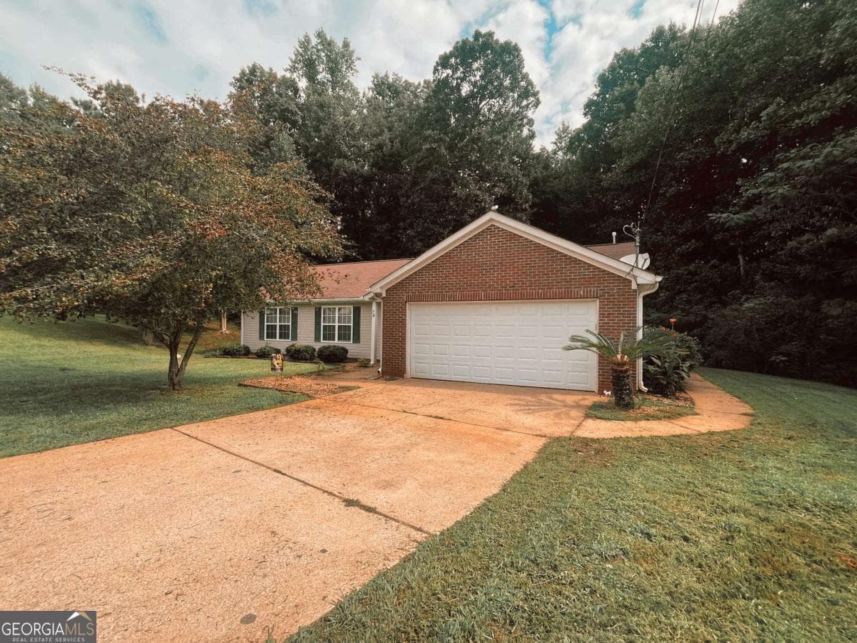 3 bedroom, 2 bathroom, 1,140 sq ft single family residence for sale at 74 Canterbury Drive, Grantville, GA 30220 — photo 4