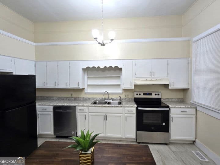3 bedroom, 2 bathroom, 2,032 sq ft single family residence for sale at 35 Cheatham Street, Wadley, GA 30477 — photo 5