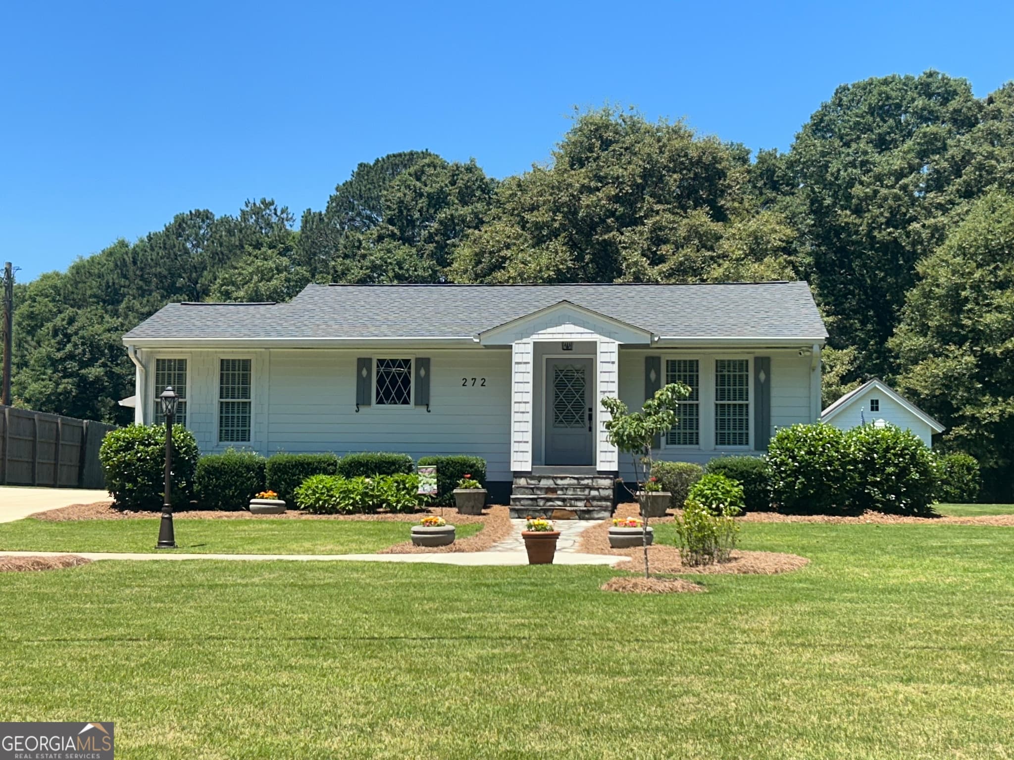 2 bedroom, 1 bathroom, 920 sq ft single family residence sold at 272 Lakeview Drive, Winterville, GA 30683