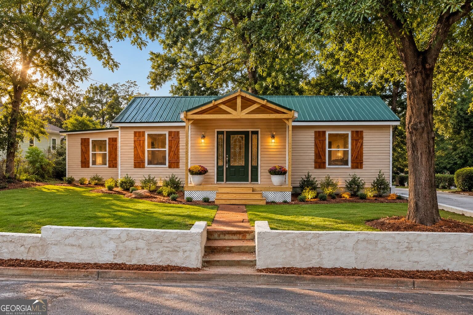 3 bedroom, 1 bathroom, 1,006 sq ft single family residence for sale at 133 Bennett Street, Commerce, GA 30529 — photo 2