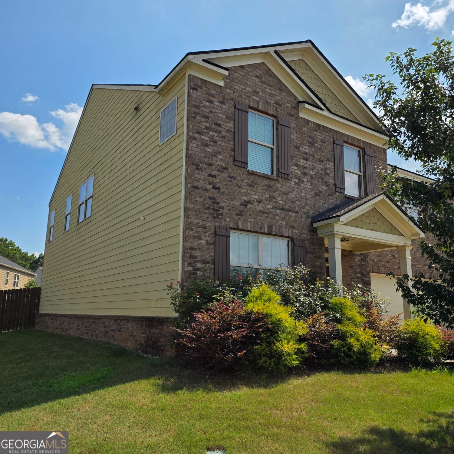 5 bedroom, 3 bathroom, 3,268 sq ft single family residence for sale at 605 Sturbridge Court, Mcdonough, GA 30253 — photo 2