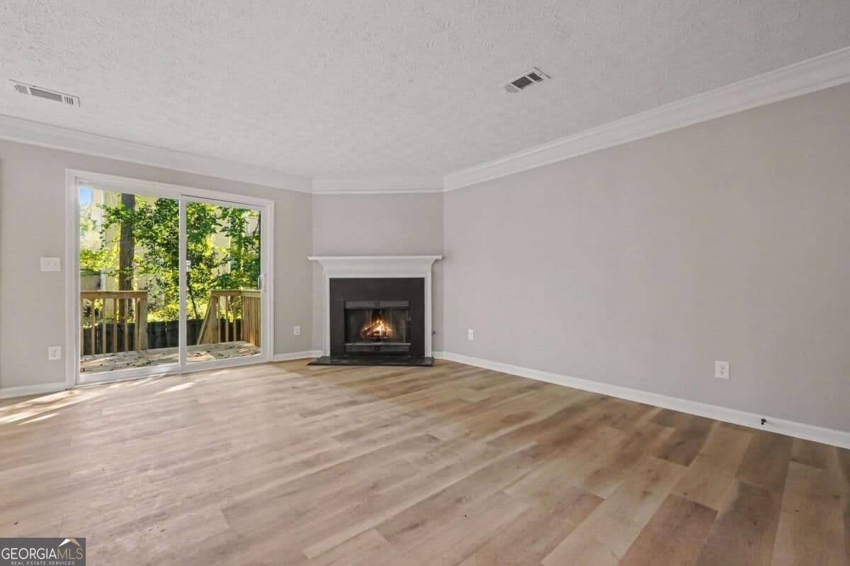 2 bedroom, 2.5 bathroom, 1,408 sq ft townhouse for sale at 6636 Meadow Green Circle, Peachtree Corners, GA 30092 — photo 2