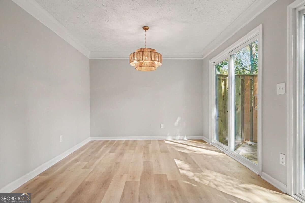 2 bedroom, 2.5 bathroom, 1,408 sq ft townhouse for sale at 6636 Meadow Green Circle, Peachtree Corners, GA 30092 — photo 6