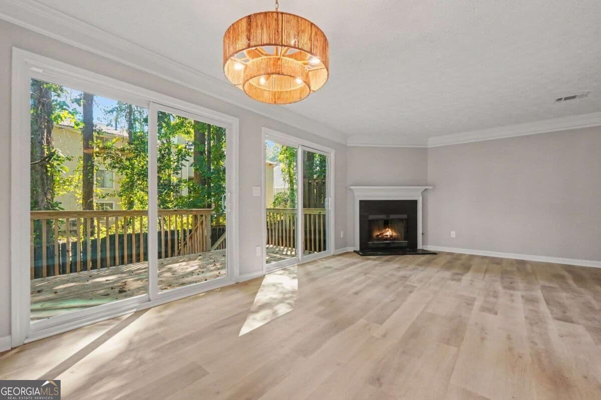 2 bedroom, 2.5 bathroom, 1,408 sq ft townhouse for sale at 6636 Meadow Green Circle, Peachtree Corners, GA 30092 — photo 5