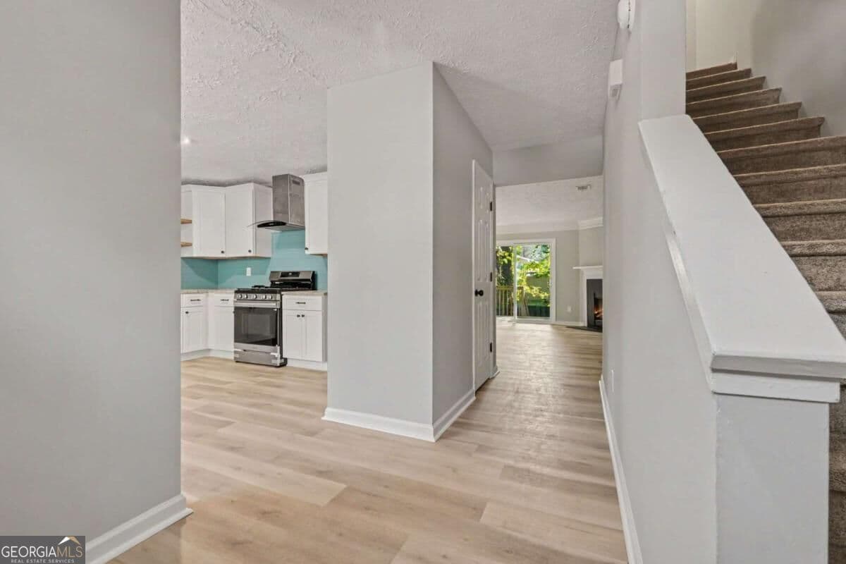 2 bedroom, 2.5 bathroom, 1,408 sq ft townhouse for sale at 6636 Meadow Green Circle, Peachtree Corners, GA 30092 — photo 10